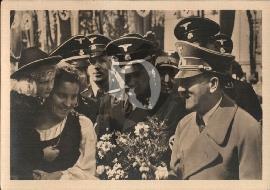 Recto carte postale ancienne 1938 Hitler entouré des SS et SA famille allemande lui offrant des fleurs