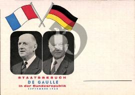 Recto carte postale ancienne Général De Gaule avec deux drapeaux français et allemand 1962