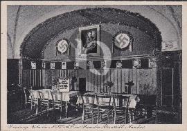 Recto carte postale ancienne vu sur la table ou le NSDAP à commencé Sternecker Brau Munich 1938 avec un portrait de Hitler afficher au mur et d'autre héros du NSDAP