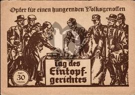 Recto carte postale ancienne couleur sépia à gauche on voit le peuple qui reçoit de la nourriture pour la journée du sacrifice peuple affamé avec une table au millieu et à droite un travailleur, un bavarois, un SA et un policier qui donne au peuple nourri