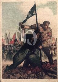 Recto carte postale ancienne deux soldats premier plan un italien chemise noir avec un couteau dans la bouche tenant un drapeau noir écrit Desperata avec tête de mort en blanc, et un compagnon qui a un couteau dans la main aidant l'italien sur le champ de