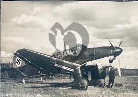 Recto carte postale ancienne d'une photo noir et blanc d'un célébre avion de chasse de la seconde guerre mondiale Junkers JU87 on voit l'avion de 3/4 avec le pilote au cockpit et les mécaniciens à l'avant