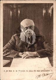 Recto carte postale ancienne Photo du maréchal Pétain devant un bureau avec inscription «Je fais à la France le don de ma personne» signature du maréchal 1941