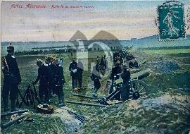 Recto carte postale ancienne vu sur les lignes allemandes de la premiére guerre mondiale des soldats avec casque à pointe , batterie de mortiers courts 1914