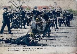Recto carte postale ancienne on voit des soldats allemands faire un exercise de visée avec leurs fusils habillé en noir avec leurs casques à pointe et béréts 1929