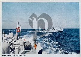 Recto carte postale ancienne en couleur d'un torpilleur allemand de la Kriegsmarine en mer 1940