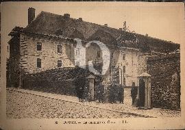 Recto carte postale ancienne vu sur une caserne militaire à Douai  La caserne de Caux 1920