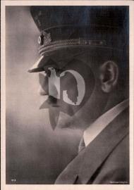 Recto carte postale ancienne vu de profil Hitler avec sa casquette en noir et blanc